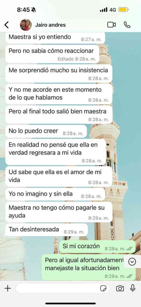 Captura de pantalla de una conversación de WhatsApp donde un cliente agradece los resultados obtenidos con un amarre de amor.